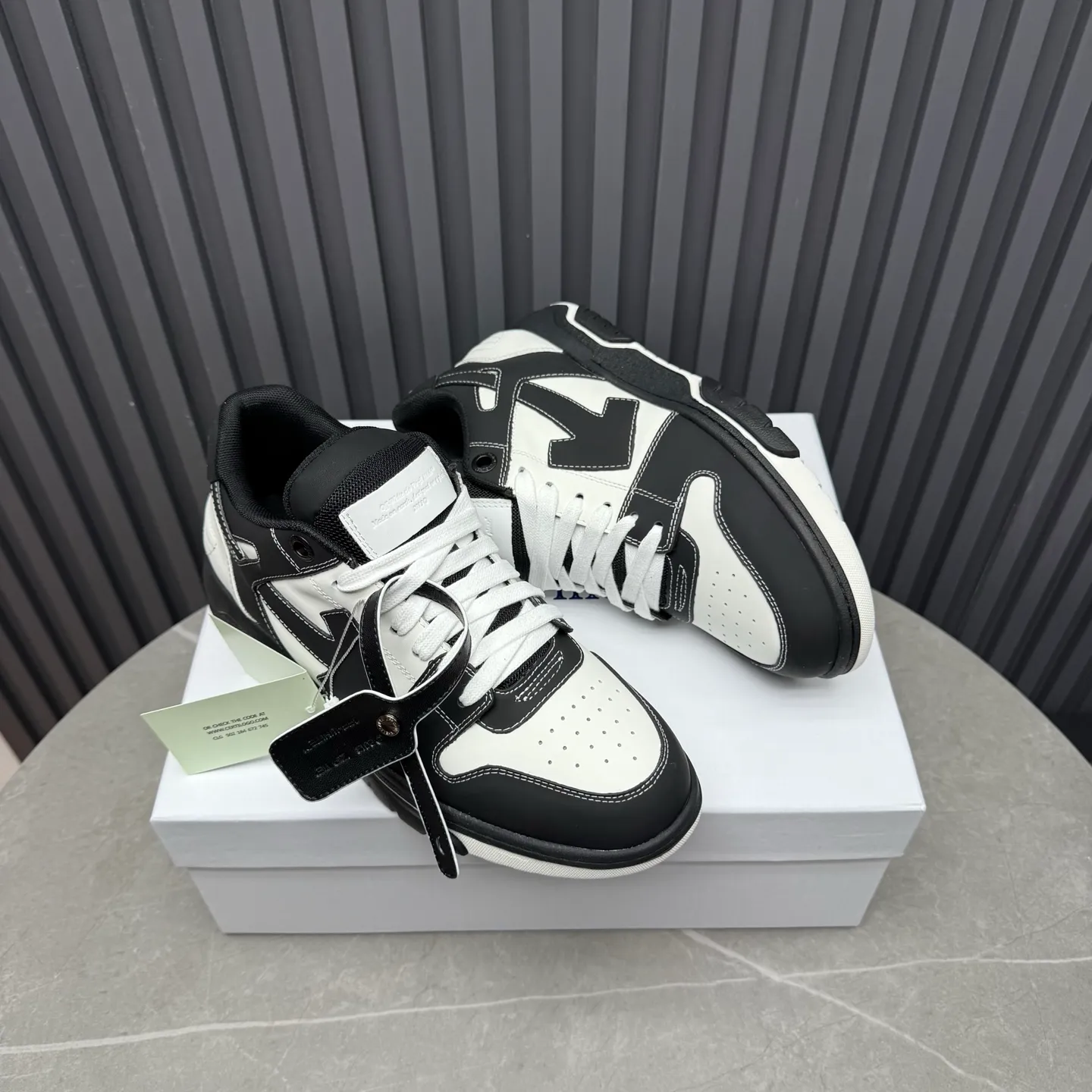 【off- white】P: 620💰Couple model👫, Size: 35-44 (Customized for men 38.45.46) High-quality version👊 "Out of office" series original molding, original lasting, production process 1:1 Original ➰OFF GRAY WHITE OW ➰ First-layer cowhide Imported skin-friendly and environmentally friendly polyester mesh Original molding high elastic and environmentally friendly molding pad Made with the original lasting process. The original molded rubber outsole (never yellows and deforms) has a super correct shape, bright color and strong three-dimensional effect👍. Packaging💯Full set of packaging synchronized with the official website (branded paper, certificate of quality, branded cloth bag)